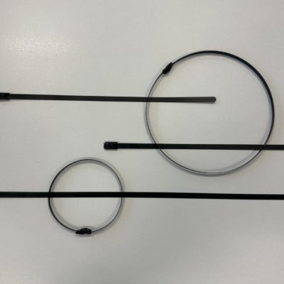 Le revêtement sur le collier de serrage en Inox protège le câble