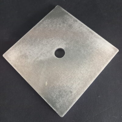 Pour toutes les clôtures à proximité de poste de transformation sur des site ENEDIS, RTE ou SNCF il faudra utiliser des plaques GBM pour fixer les sabots de terre sur le grillage