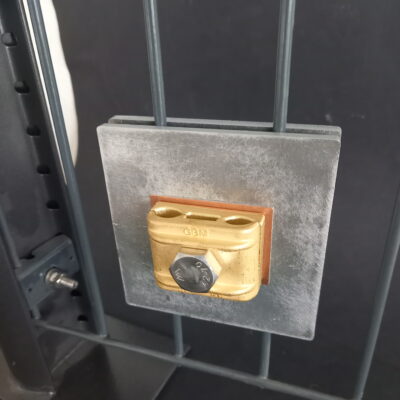 Pour toutes les clôtures à proximité de poste de transformation sur des site ENEDIS, RTE ou SNCF il faudra utiliser des plaques GBM pour fixer les sabots de terre sur le grillage