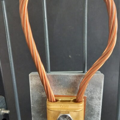 Pour toutes les clôtures à proximité de poste de transformation sur des site ENEDIS, RTE ou SNCF il faudra utiliser des plaques GBM pour fixer les sabots de terre sur le grillage