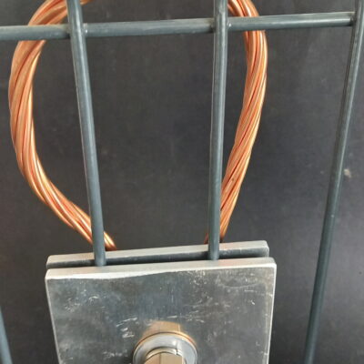 Pour toutes les clôtures à proximité de poste de transformation sur des site ENEDIS, RTE ou SNCF il faudra utiliser des plaques GBM pour fixer les sabots de terre sur le grillage