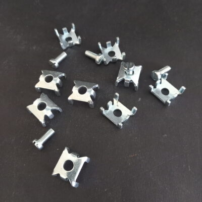 Connecte le câble au jeu de barres taraudées