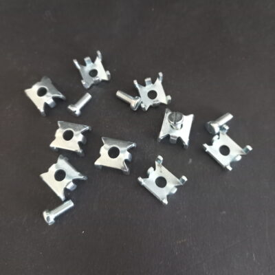 Connecte le câble au jeu de barres taraudées