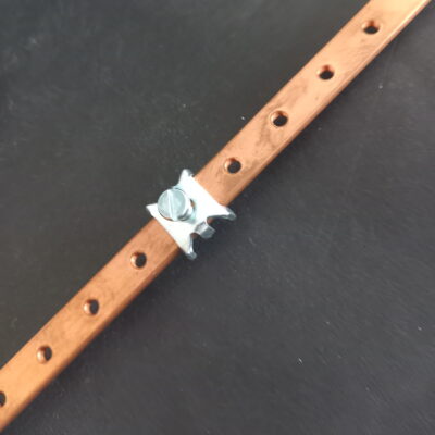 Connecte le câble au jeu de barres taraudées