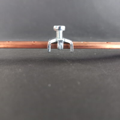 Connecte le câble au jeu de barres taraudées