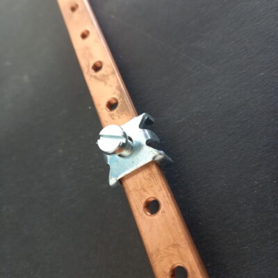 Connecte le câble au jeu de barres taraudées