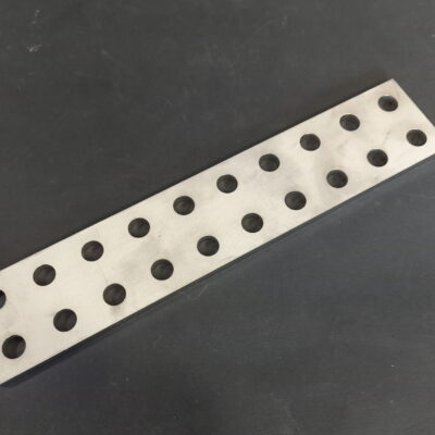 Barre perforée en Inox longueur 250mm section 50x5mm trous de 10,5mm entraxe 25mm.